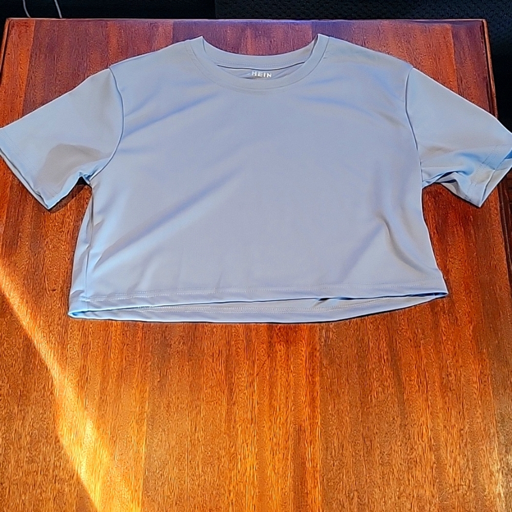Womens size Small- Shein short sleeve cropped Polyester Tshirt.